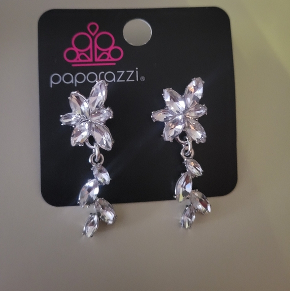 paparazzi Jewelry - Paparazzi Silver Floral Earrings